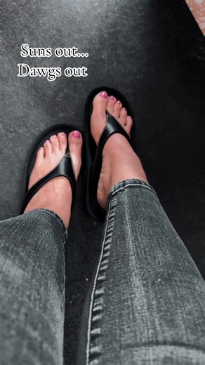 Arch support sandals for summer at a reasonable cost? Hell yeah partner🖤 . #archsupport #sandals #spring #sunny #tiktokshop