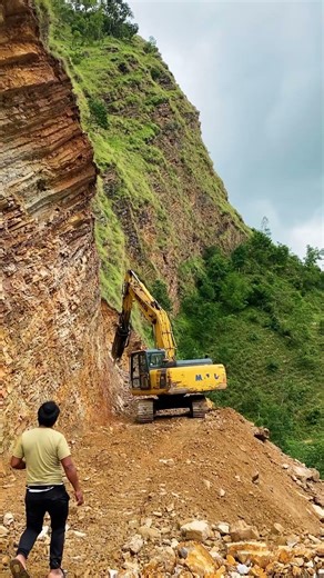 Extreme Engineering: Excavator Builds the Most Dangerous Mountain Road