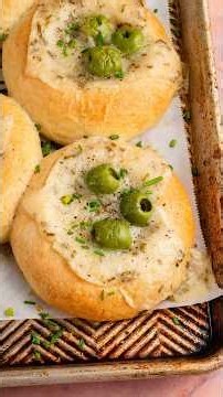 These olive chive cream cheese rolls are what dreams are made of 🤤