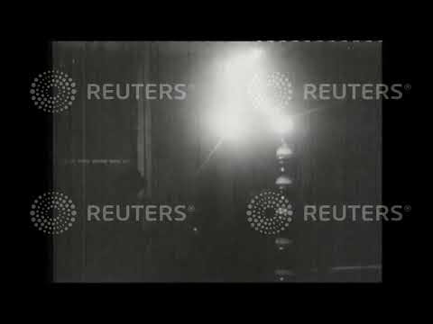 1928 SCIENCE: Electricity: Demonstration of a million volt H.T. arc.