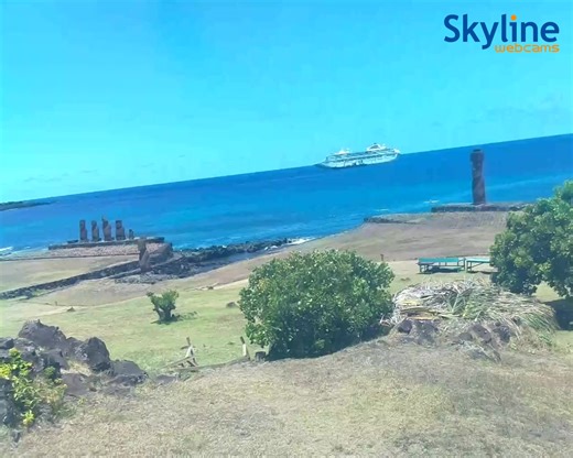 Welcome to one of the most remote and fascinating places on Earth: Easter Island (Rapa Nui), a tiny volcanic island lost in the vast Pacific Ocean and famous worldwide for its mysterious Moai statues and unforgettable landscapes. From this live webcam, you can watch the island’s atmosphere in real time — the changing light, the ocean horizon, and the peaceful rhythm of a destination that feels truly at the edge of the world. Just to understand how far away it really is: Easter Island → New York: