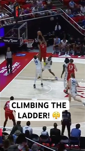 Jacob Toppin drops from the ceiling for this alley-oop 😤