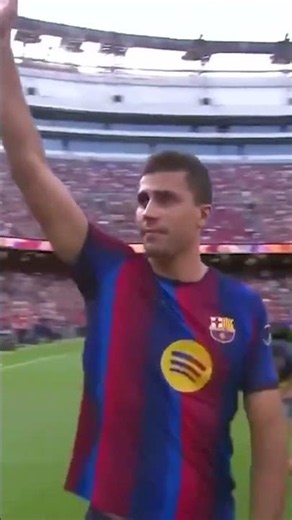 Anthony Gordon, Adeyemi, Jesse Bisiwu and Rodri receive a warm welcome from the Barcelona fans 🔊