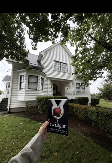 took immersive reading to the next level 😭🌲📖 #twilight #bellashouse #oregon #booktok #twilightsaga