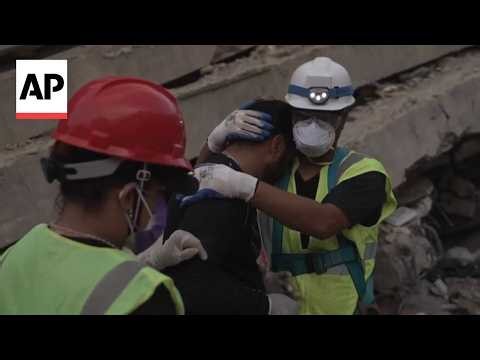 Father finds his daughter under rubble after 11 days digging with his hands in Venezuela