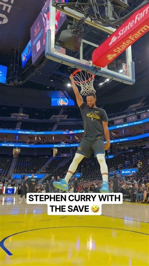 Stephen Curry Saves a Dunk Mid-Air😅 | #shorts