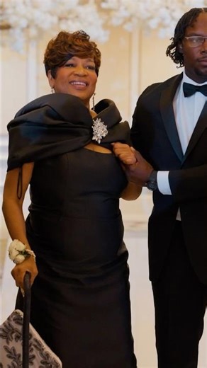 Bride give her mother flowers on her wedding day during the reception 💐 #weddingmoments #wedding