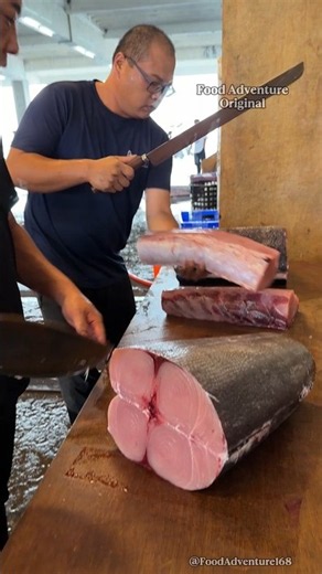 This giant marlin gets a perfect trim with a specialized knife 🔪 #Marlin #FishCutting #FoodAdventure