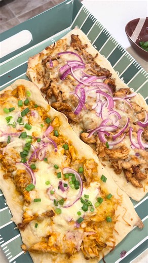 ‘Tis the season for cozy game day dinners 🏈 Ingredients: \t•\t1–1.5 lbs chicken tenderloins (about 8), or shredded rotisserie chicken for an easier option! \t•\tGarlic powder, chili powder, salt & pepper \t•\t1 package DeLallo Pizza Dough Mix included yeast packet (or use premade pizza dough like pilsbury) \t•\t½ cup Buffalo Wild Wings Buffalo Sauce \t•\t½ cup BBQ sauce \t•\t1 cup shredded mozzarella cheese \t•\tRanch dressing \t•\tRed onion, thinly sliced \t•\tGreen onion, chopped Directions: 