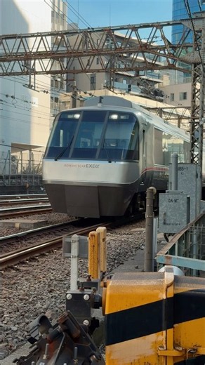 小田急ロマンスカー EXEα｜代々木の踏切を通過！🚆 Odakyu Romancecar