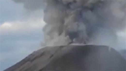 Moment hikers get caught in Guatemala volcano eruption
