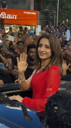 Leader TRISHA Road show in Coimbatore #trisha #vijay #trishakrishnan