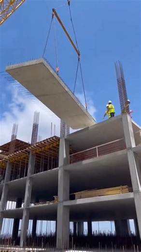 Slab Snaps crane at Miami Site Miami, Florida — May 13, 2024 A routine construction lift turned into a terrifying near-disaster at a high-rise project in Miami on Monday, when a massive pre-cast concrete slab snapped in half mid-air and plummeted several stories. The shocking failure was caught on camera by another worker on the site. The video shows a crane carefully lowering a multi-ton floor section into place. Workers on the top level are seen guiding the slab when, without warning, a loud c