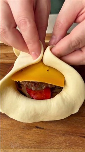 Kapalı burger😍🍔 #recipe #tarif #globalcuisine #food #cooking #hamburger #burger #dessert #dough