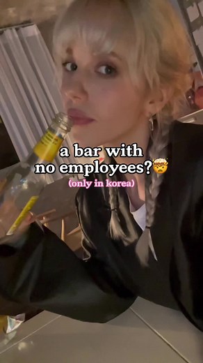 it was so clean 😳 a few groups of people came in and out while we were there but it was also most empty bc it was wednesday after midnight . . #seoul #korea #koreannightlife #koreanbar #dailylifeinkorea #술집 #데일리 #브이로그vlog