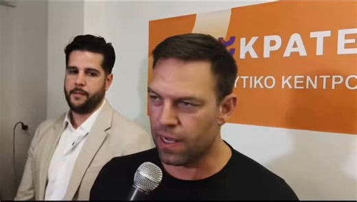 Τόσο καιρό σας γράφω ότι ο Στέφανος Κασσελάκης @skasselakis είναι δεξιός μέσα σε ένα αριστερό / κεντροαριστερό /κεντρώο και στο επόμενο λεπτό… δεξιό κόμμα. Και το επιβεβαιώνει μόνος του.Δηλώνει ότι θα κάνει ό,τι μπορεί για να μην υπάρξει αριστερόστροφη κυβέρνηση. Στο μυαλό του αυτό βαφτίζεται «υπευθυνότητα».Η προφανής ερώτηση, όμως, είναι άλλη: μπορεί να μας πει ένα αριστερό κόμμα που ο ίδιος θα στήριζε; Μάλλον κανένα. Άρα όλες οι αριστερές κυβερνήσεις τού φαίνονται προβληματικές εκτός από εκείν