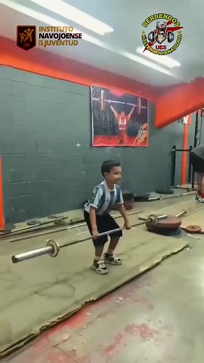🏋️‍♂️💥 Beneficios del entrenamiento de fuerza en edades tempranas El trabajo de fuerza en niños y niñas no solo es seguro cuando se realiza con supervisión adecuada, ¡también es una herramienta poderosa para su desarrollo integral! 💪✨ 🔹 Mejora el desarrollo motor: Aumenta coordinación, equilibrio y control corporal. 🔹 Fortalece huesos y músculos: Contribuye a un crecimiento saludable y previene lesiones. 🔹 Construye hábitos positivos: Fomenta disciplina, constancia y confianza en sí mismos
