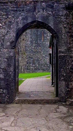 Through the arch lies the 16th century tower house of Aughnanure Castle, the once stronghold of the O’Flaherty clan, one of the most powerful families in Connacht! 🏰⚔️💚 📸 visit_ireland_ 📍 Aughnanure Castle, Oughterard 📖 www.visitgalway.ie/explore/heritage-and-history/castles/aughnanure-castle/ #AughnanureCastle #Oughterard #Connemara #Galway #Ireland #VisitGalway | Visit Galway