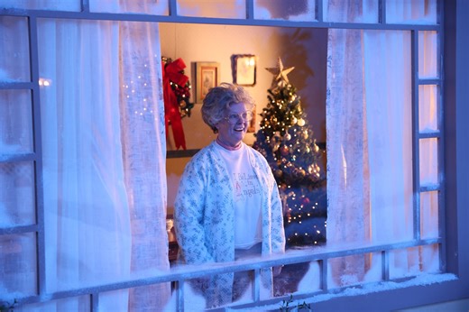 Melissa McCarthy's "A Helping Hand" SNL Sketch Is a Modern Christmas Classic