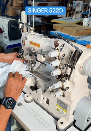 This is the SINGER 522D 3-needle flatbed coverstitch made for binding. Smooth hems, perfect stretch seams & pro finish ⚡️ Fully assembled   servo motor   free shipping 🇺🇸 From Miami to 35 states, ready to sew 🪡 Drop a 🪡 if you need this machine in your shop! #industrialsewing #coverstitch #sewingmachines