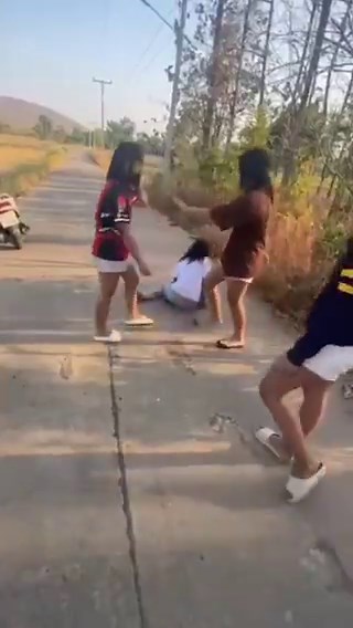 🚨 متداول | تايلاند 🇹🇭انتشر مقطع صادم في منطقة “تشايافوم”،حيث قامت طالبة أصغر سنًا باستدراج طالبة أكبر منها إلى وسط حقل زراعي ثم الاعتداء عليها. السبب الصادم؟خلاف بسيط بسبب إعجاب شاب بمنشور على Facebook 😳