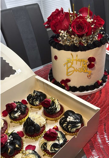 Nothing like a matching set 🥀✨ 👩🏽‍🍳 Victoria’s Desserts 📍Suburbs of Chicago 🔗 Link in bio to order #latinaownedbusiness #chicagobaker #chicagodesserts #rosecake #foryou
