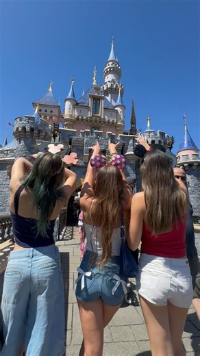 Piper Rockelle on Instagram: "disney mini vlog ✨❤️🏰 #girl #disney #fun"