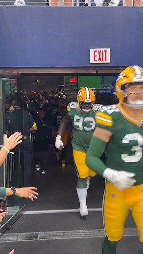 Cowboys pre-blocked Packers from potentially trading Parsons to Eagles… The deal that saw Dallas send Micah Parsons to Green Bay included a clause that stated if the Packers decided to trade Parsons to a team in the NFC East (the Eagles were previously very interested), then Green Bay would owe Dallas its 2028 first-round draft pick, according to ESPN. Jerry Jones was making certain Micah did not end up in Philly. #dallas #fortworth #texas #nfl #dfw #cowboys #dakprescott #ceedeelamb #jerryjones 