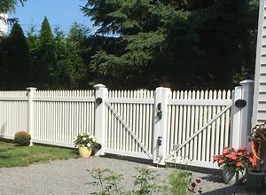 4' Hartford™ Vinyl Picket Fence