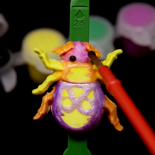 Build, paint, and fossilize your colourful bug designs with the Critter Creator Fossil Kit. Take a close look and see what makes them tick! 🌈🪲 | Crayola