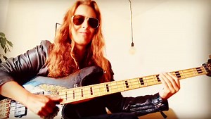 A little bass snippet from my new single #internetcrush🎸🙃 | Ida Nielsen