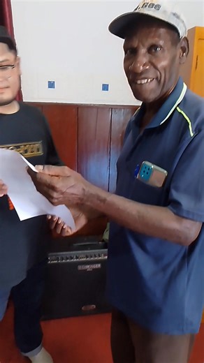 Orang tua kami Bapa Yohanis Kawor datang bawa daftar nama nama Jemaat dan jumlah gereja GPKAI di Asmat yg menggunakan Bahasa Asmat dalam menjalankan Ibadah Minggu. Data dan Informasi ini dibutuhkan oleh Yayasan SALT Indonesia untuk nantinya di siapkan alkitab dalam bahasa Asmat dan Nyanyian Rohani Kristen So. Terimakasih Yayasan SALT Indonesia sudah datang ke Asmat dan memberikan pembekalan kepada peserta seminar. Puji Tuhan. #reel @ [25014455528187001:49210:@sorotan] | Alfons Timer Manggaprouw