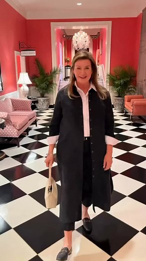 What a magical place The Greenbrier is during the holidays. 🎄 Every hallway, tree, and ribbon feels like a storybook come to life — the perfect blend of timeless charm and holiday elegance. From cozy mornings to evenings dressed for dinner, every moment there feels special. 💚 It’s a reminder of why I love this season so much — the beauty, the stillness, and the joy of slowing down to take it all in. ✨ #SilkenStrands #HolidayStyle #TheGreenbrier #ResortStyle #MadeInUSA #WinterGetaway #TimelessS
