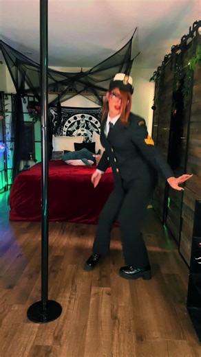 After 2 long months in the shadows, it’s time to get back under the spotlights 🎤 Join me tonight in St-Jerome,Qc 👯‍♀️ - #backonstage #dragshow #dragperformer #dieuduciel #stjerome