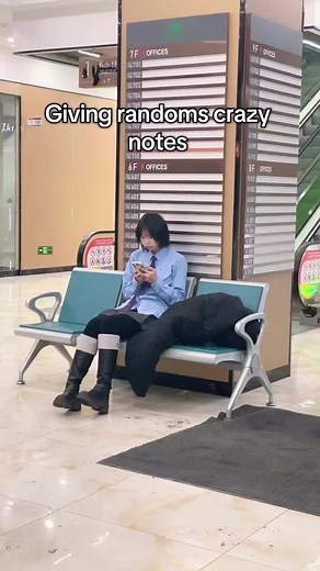 TIYAGI (@tiyagi0)’s video of Giving Notes To Strangers