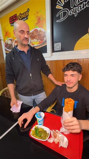 Es Döner & Kafe | İskenderun on Instagram: "Es Döner’de Döner Bitirme Akımı tüm hızıyla devam ediyor! Dönerini 1 dakika 35 saniyenin altında bitirebilen misafirimize 1000 TL bizden hediye! 💸🥙 Kendine güveniyorsan DM’den yazmayı unutma! Es Döner İskenderun Şubemiz: 📍Numune mah. 574. Sok. No:53 İskenderun ☎️İletişim:0(326)618 22 27 Es Döner Dörtyol Şubemiz: 📍 Numune Evler Mahallesi, Hasan İkiz Caddesi (Cafeler), Dominos karşısı, Dörtyol ☎️ İletişim: 0(326) 712 12 12 #esdöner #döner #tavukdöner