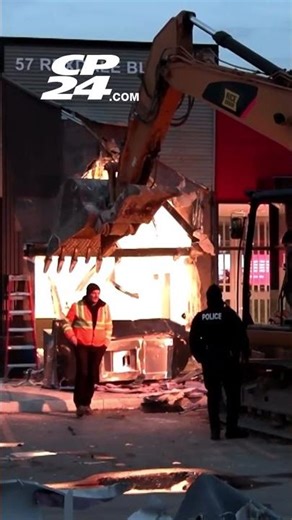 Thieves use backhoe to break into Etobicoke bank