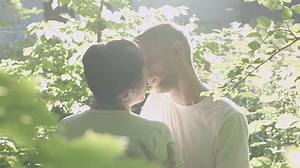 Dos hombres besándose apasionadamente en el: video de stock (totalmente libre de regalías) 1014141749 | Shutterstock