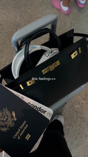 Mini Travel Vlogs: Airport Adventures with Vlog Life