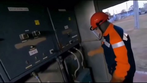 Russia: Flame column nearly burns trainee’s face at Syzran electrical substation