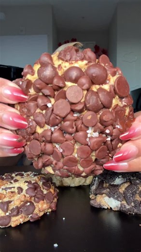 Cookitgirleats on Instagram: "Trying Gideon’s bakehouse cookies for the first time 10/10 thank you to my sweet aunt for getting them for me ❤️ #cookies #mukbang #eating #crunchy #foryoupage"