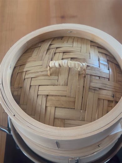 藤井 恵/料理研究家・管理栄養士 on Instagram: "卵と野菜の蒸籠蒸し トースト 紅茶 ストーブのある暮らしって楽しい。 アルミホイルにパンを包んでのせて両面焼くと なんだか得した気分になります。 豆もおいしく煮えるし最高。 #藤井恵 #料理研究家 #ストーブ"