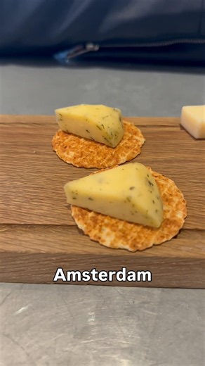 🧀✨ Amsterdam vibes: probando el icónico queso Gouda 🇳🇱🤍 #GoudaCheese #Amsterdam #FoodieTravel