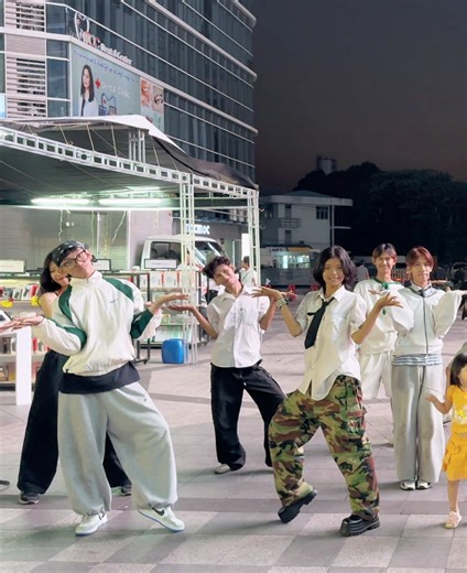 Time City Promotion Area မှာ ကြွကြွရွရွ ကနေတဲ့ Gadget Max Dance Challenge #gadgetmax #timescity #dancechallenge #promotion