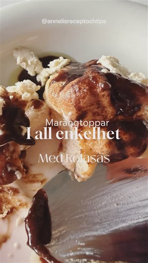 Avardagsmagi on Instagram: "🍥✨ Marängtoppar med kolasås - Så enkla att göra Krispiga | Mjuka | Söta på helt rätt sätt 🤍 Luftiga marängtoppar toppade med len kolasås ✨ Små munsbitar som smälter långsamt och gör fikastunden lite extra ✨ 👇🏼 gör så här 1. Vispa 4 äggvitor hårt 2. Tillsätt 2 msk kokossocker medan vispen går 3. När du har en hård maräng klickar du ut toppar i en form klädd med bakplåtspapper Grädda på 150 grader i ca 20-30 minuter, öppna luckan och låt dom stå i ugnen för att tork