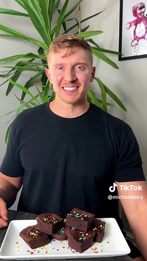 21g Protein Cosmic Brownies 🔥💪✨ These taste amazing and are super easy to make! 💪 Macros per brownie: 210 calories, 8g fat, 15g carbs, 21g protein. Makes 9 brownies. 1. Add flour, whey/casein blend, sweetener, cocoa powder, baking powder and salt to bowl and whisk. Add protein shake, eggs, canned pumpkin, melted light butter, melted coconut oil, and vanilla extract and mix to make brownie batter. 2. Add batter to greased 8x8 brownie pan and bake 350°F for 30 mins (177°C). Let cool on counter 