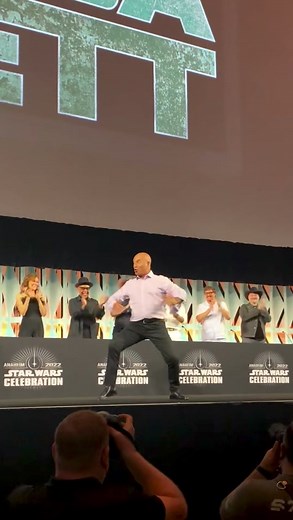 No one makes an entrance like Temuera Morrison 👏 with a Maōri haka a standing ovation. #DisneyPlus #StarWarsCelebration