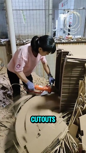 This pneumatic stripper tears through cardboard waste like it’s nothing. #SmartTool #BoxFactory | Quechua TV