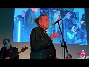 Robert Plant sings Stairway To Heaven for the first time in 16 years