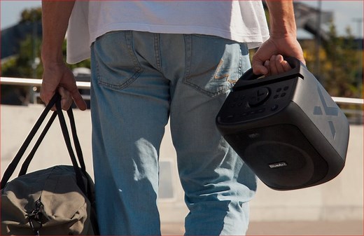 BlueAnt X4 – loud, flashy and proud – BT party speaker and mic (review)